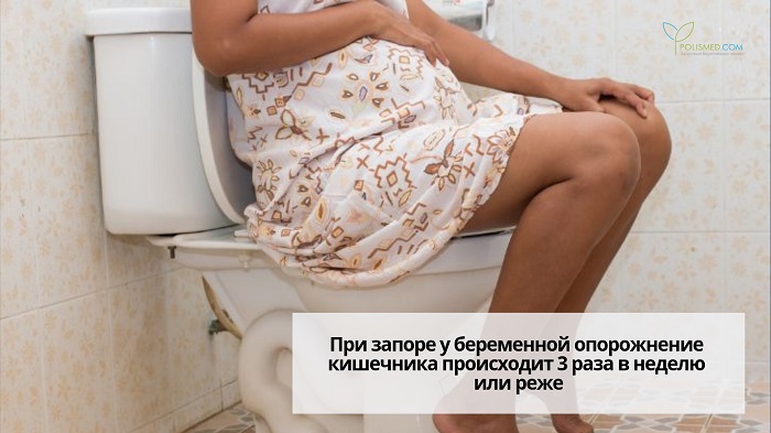 Беременная женщина сидит на унитазе
