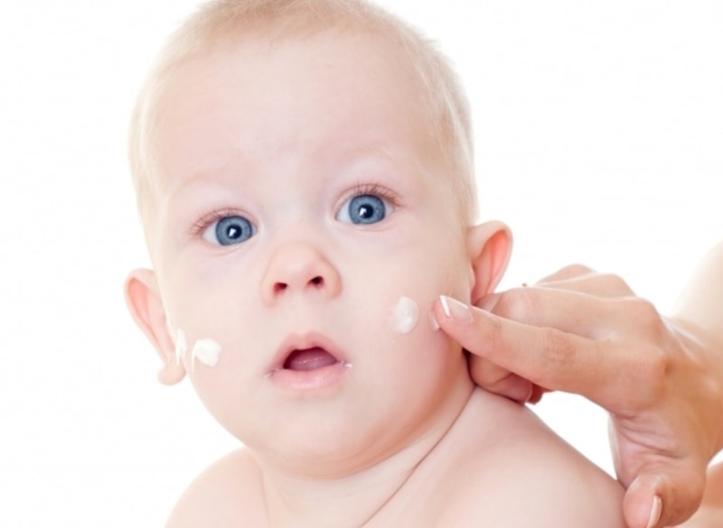 Мазать ребенка кремом