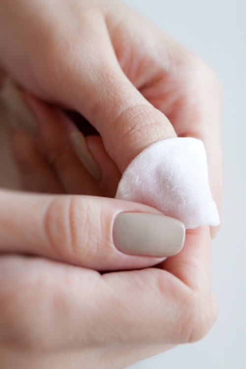 Нанесение Нитрофунгина на пораженный ноготь