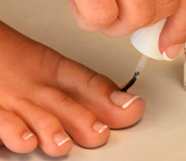 Нанесение Демиктена на ногти