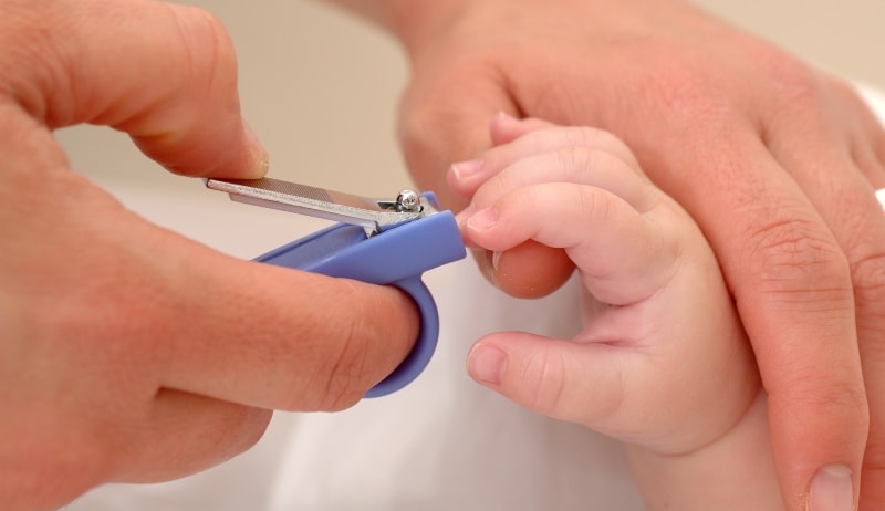 Стричь ногти ребенку