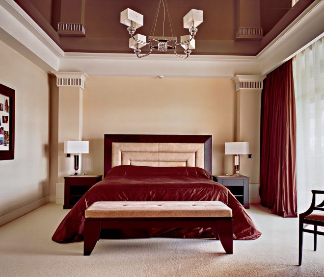 колонны на стене возле кровати колонны на стене возле кровати