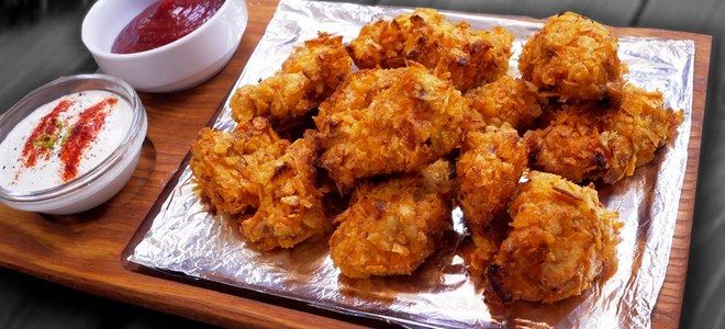 наггетсы в овсяных хлопьях на сковороде наггетсы в овсяных хлопьях на сковороде