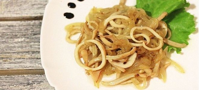 Вареные кальмары с луком Вареные кальмары с луком