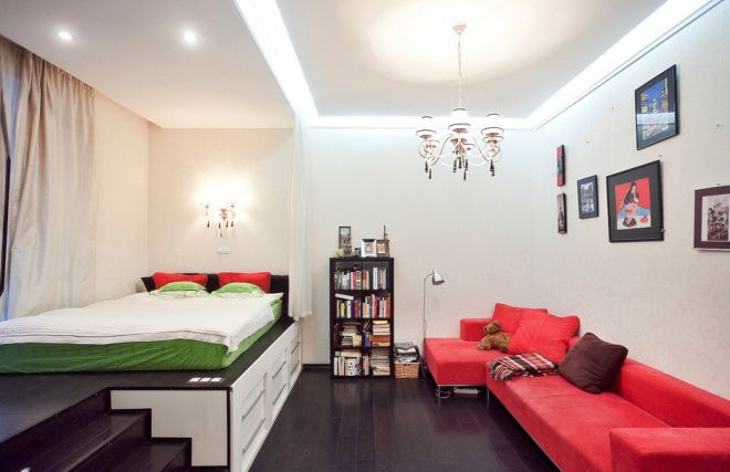 Кровать на подиуме в интерьере квартиры-студии Кровать на подиуме в интерьере квартиры-студии