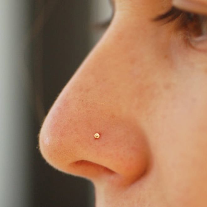 Пирсинг носа гвоздик раз Пирсинг носа гвоздик раз