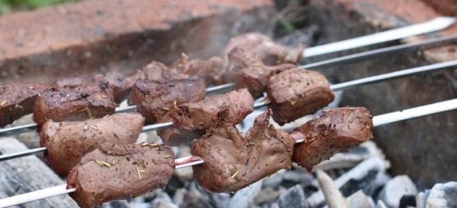 шашлык из говяжьего сердца на мангале шашлык из говяжьего сердца на мангале
