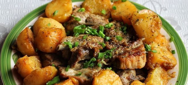свиные ребра тушеные с картошкой свиные ребра тушеные с картошкой