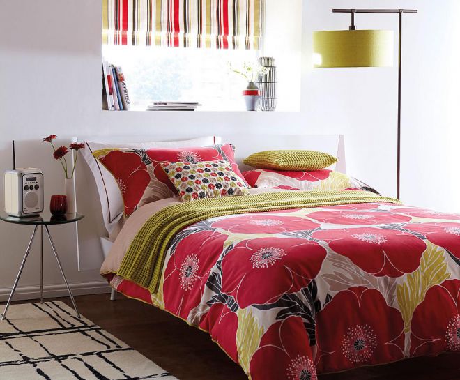 кровать у окна в спальне кровать у окна в спальне