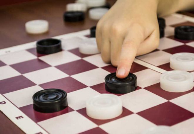 как ходят и бьют шашки как ходят и бьют шашки