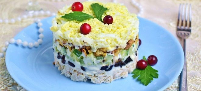 фото4 слоеный салат с копченой курицей и черносливом