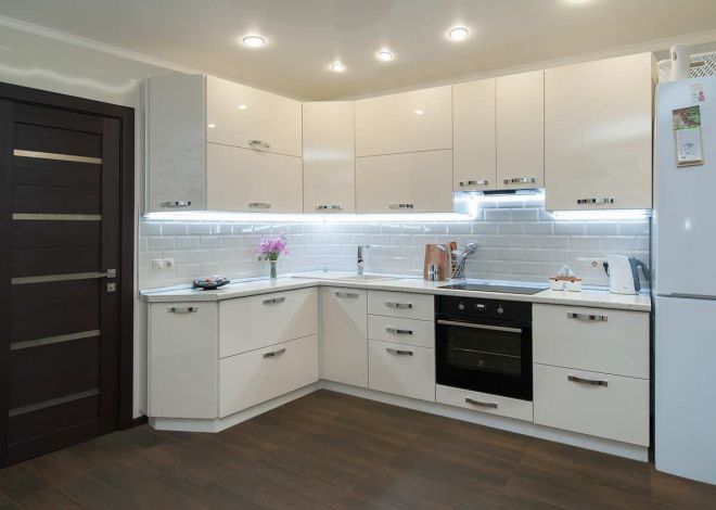 белая кухня из пластика белая кухня из пластика