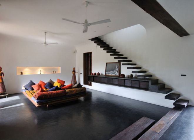 гостиная с лестницей в частном доме гостиная с лестницей в частном доме