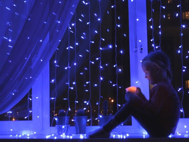 свисающие нити с крохотными светлячками свисающие нити с крохотными светлячками