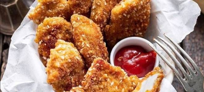 наггетсы в кукурузных хлопьях на сковороде наггетсы в кукурузных хлопьях на сковороде