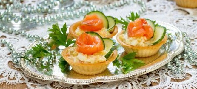 тарталетки с творожным сыром рыбой и огурцом тарталетки с творожным сыром рыбой и огурцом