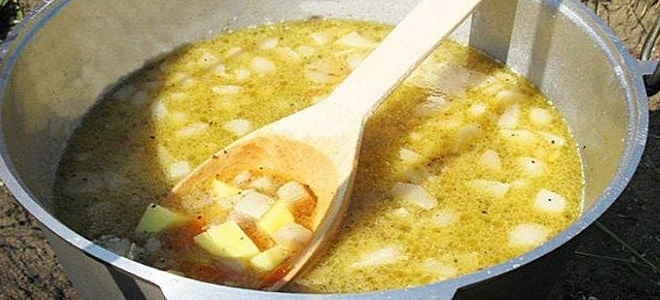 Кулеш в казане на костре