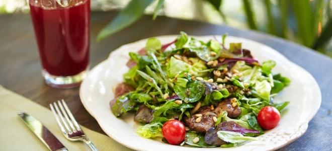 Теплый салат с куриной печенью