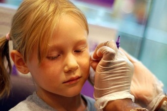 Лечение ребенка происходит под руководством специалиста Бактериальный процесс в ухе