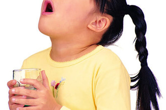 Как полоскать горло ребёнку Как полоскать