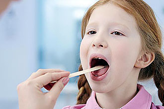 Осмотр ребенка у специалиста Особенности лечения ангины у детей