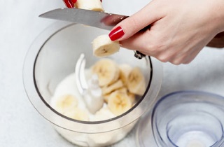 Бананы можно смешивать с разными ингредиентами, помогающими от кашля Употребление бананов вовремя кашля