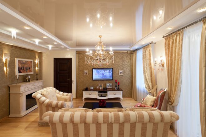 Бежевый потолок в интерьере 1