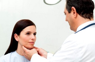 При первых симптомах ларингита нужно посетить врача Лечим ларингит