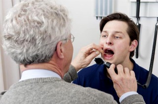 Обследование у врача поможет вовремя выявить воспалительные процессы Профилактика возникновения ларингита