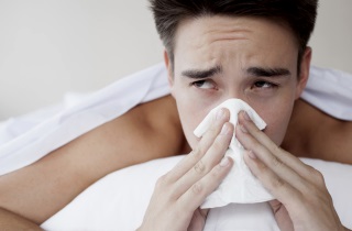 Сильный насморк является одним из явных симптомов синусита Как проявляется синусит