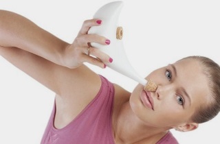 Промывание носа при помощи специальных отваров эффективно помогает при пансинусите Домашнее лечение пансинусита