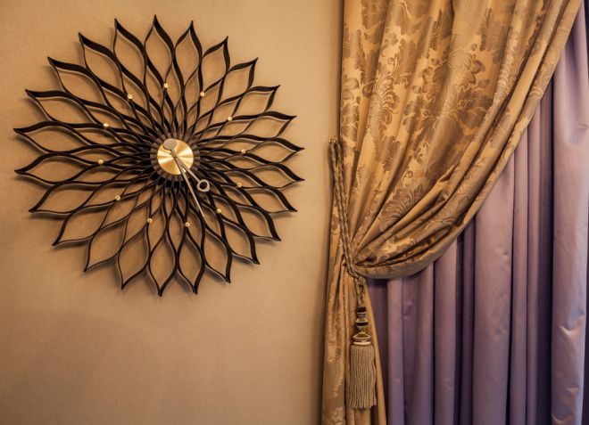 Кованые часы в интерьере