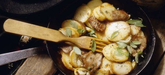 свинина на сковороде с луком и картошкой свинина на сковороде с луком и картошкой