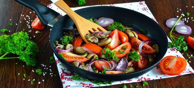 жареные грибы с луком с помидорами жареные грибы с луком с помидорами