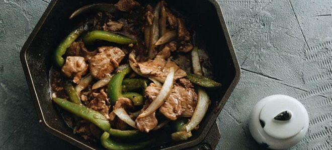 поджарка из свинины с луком на сковороде поджарка из свинины с луком на сковороде