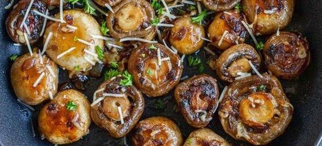 шампиньоны жареные на сковороде целиком с луком шампиньоны жареные на сковороде целиком с луком