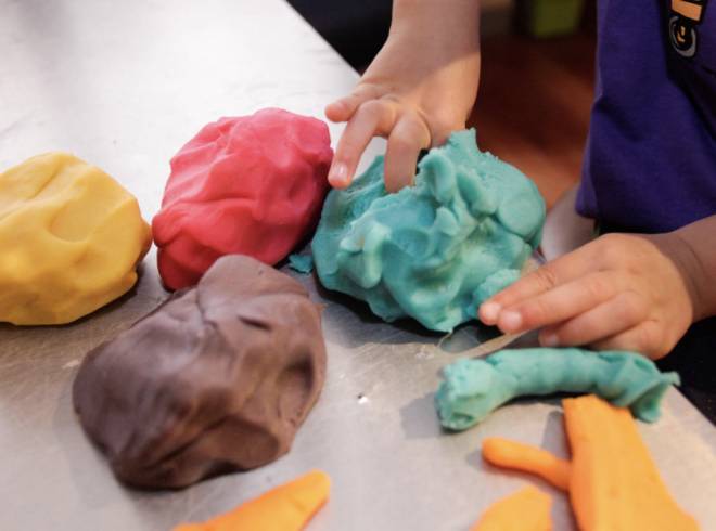 соленое тесто липнет к рукам соленое тесто липнет к рукам