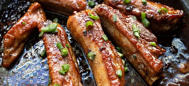 свиные ребрышки с луком на сковороде свиные ребрышки с луком на сковороде