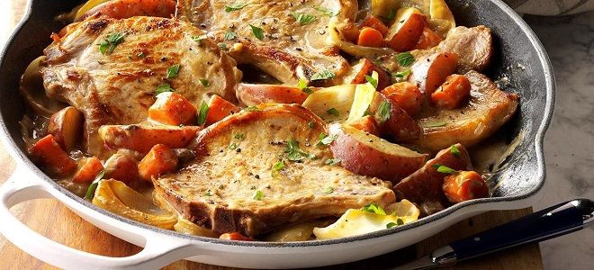 свинина с луком и моркоью на сковороде свинина с луком и моркоью на сковороде