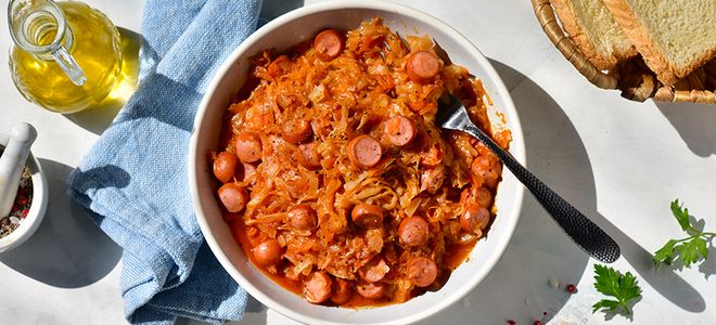 тушеная капуста с сосисками и томатной пастой тушеная капуста с сосисками и томатной пастой