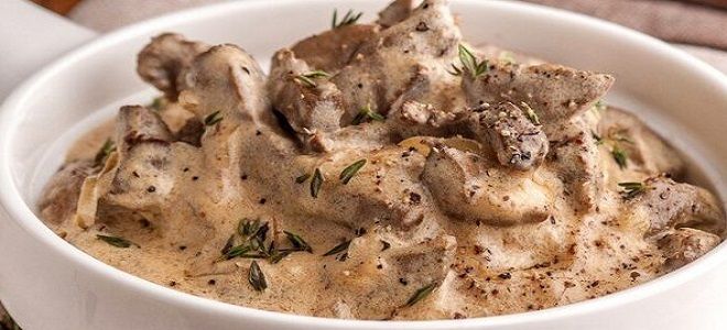 свинина с луком и сметаной на сковороде свинина с луком и сметаной на сковороде