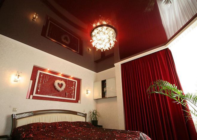 бордовый потолок в интерьере бордовый потолок в интерьере