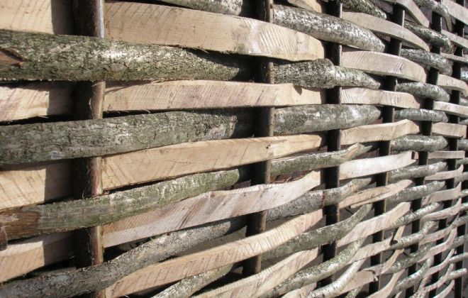 Плетеный забор из горбыля Плетеный забор из горбыля