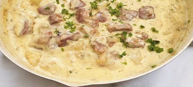 свинина в сливках на сковороде с луком свинина в сливках на сковороде с луком