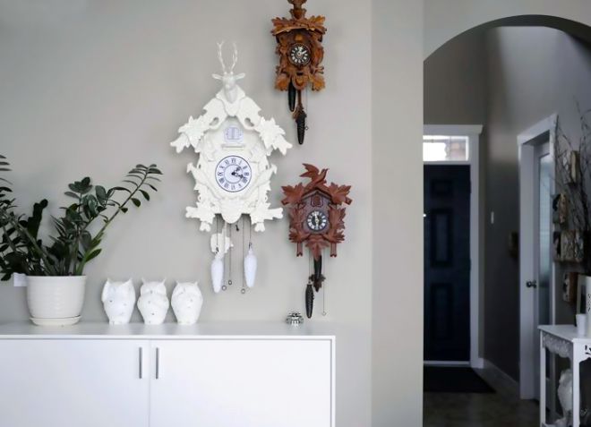 Часы с кукушкой в интерьере