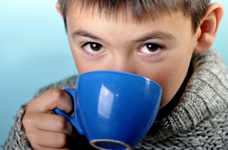 Обильное теплое питье поможет быстро снять приступ кашля Как унять кашель у ребенка