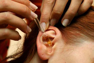 При боли в ухе капают по 2 капли не более 3 раз в день Закапывание фитопрепарата