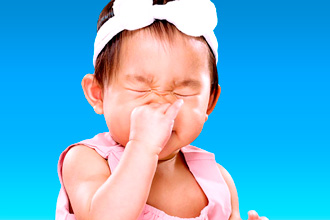 Ребенок чихает У ребенка насморк