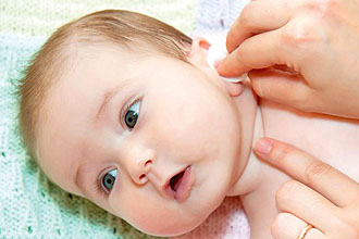 Чистка ушей у грудничка Чистка ушей