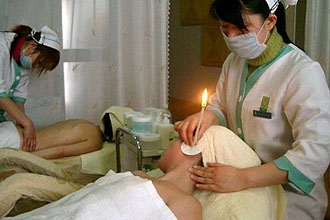 Придерживать во время процедуры Как ставить свечи для ушей?